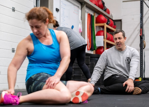 A coach working one to one with a member at CrossFit Bodmin